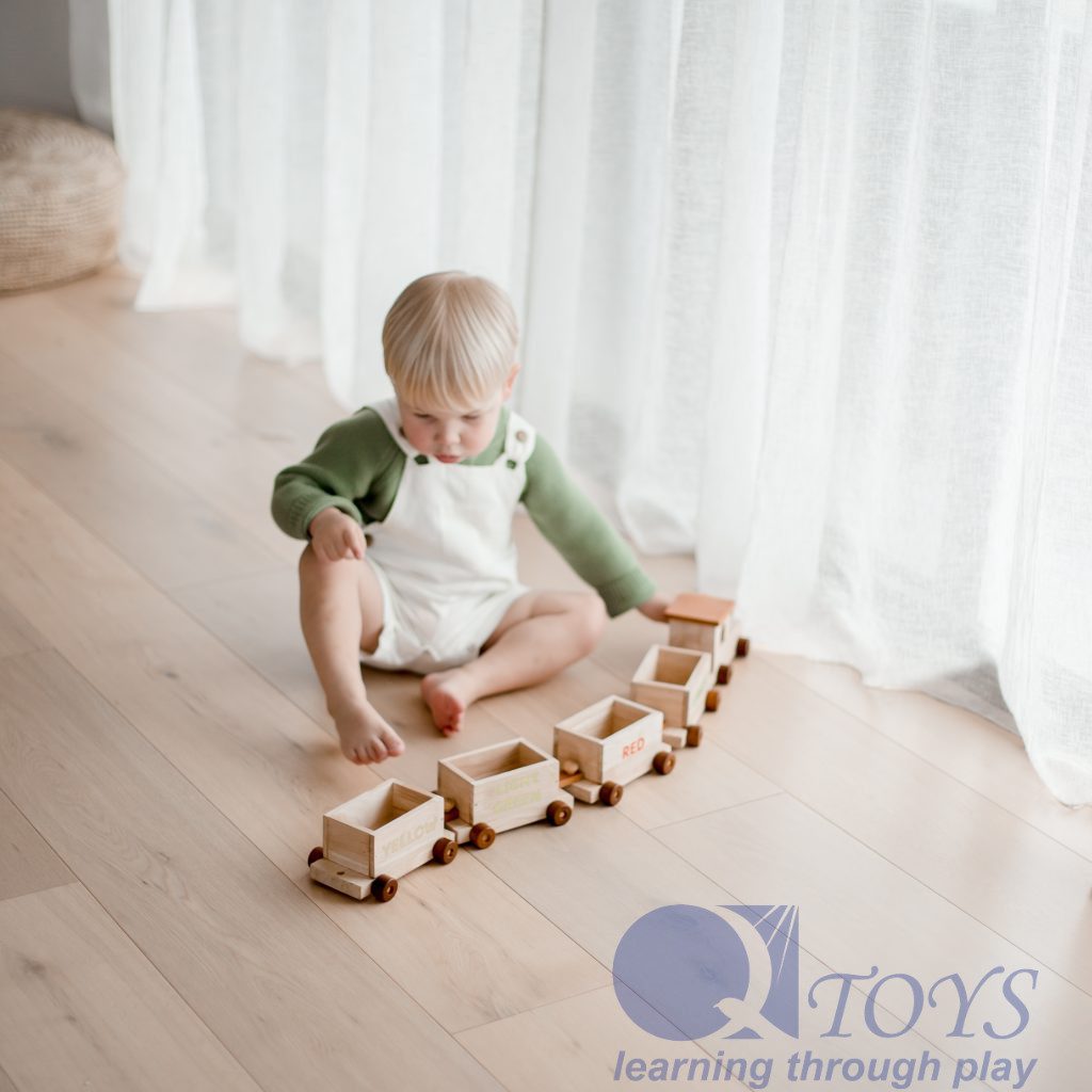 Qtoys Sorting Train with 6 colour-named carriages – view 5