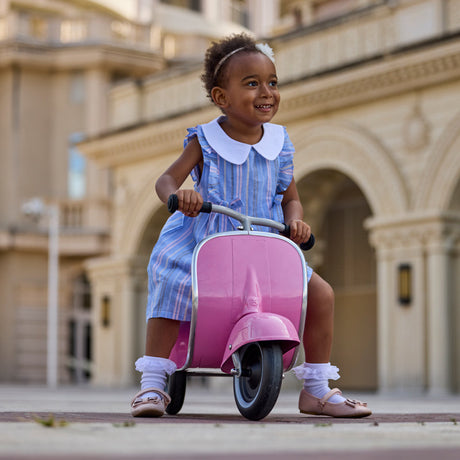 Close-up detail of the Ambosstoys PRIMO Ride On Baby Pink