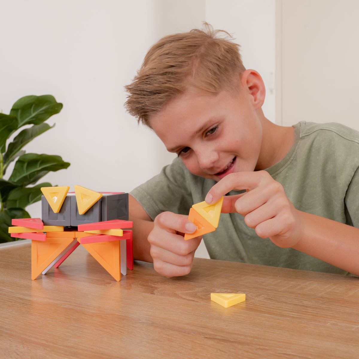 Close-up detail of the Connetix PRO - Build It 4 Ways Creatures Pack 36 pc