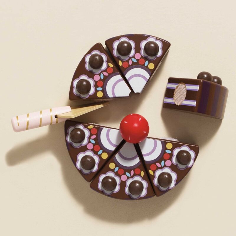 Close-up detail of the Le Toy Van Chocolate Gateau Sliceable Cake