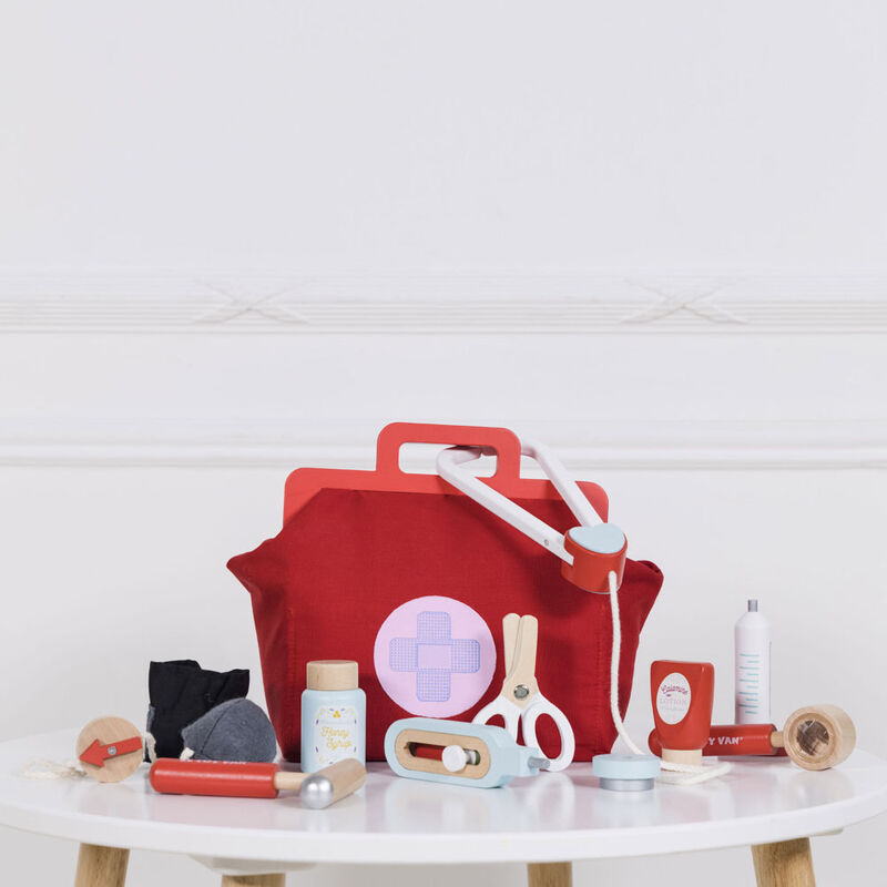 Le Toy Van Honeybake Doctor's Set – inspire hours of imaginative play with this charming wooden Doctor's Set