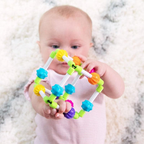 Child playing with the Quubi