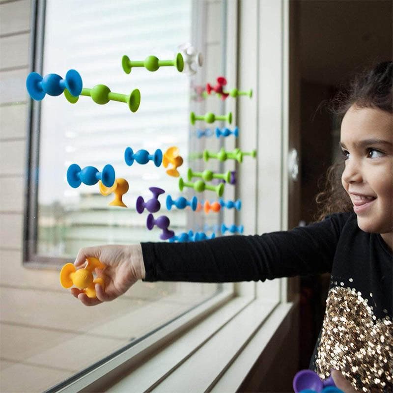 Child playing with the Squigz - Starter Set