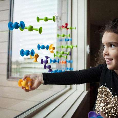 Child playing with the Squigz - Starter Set